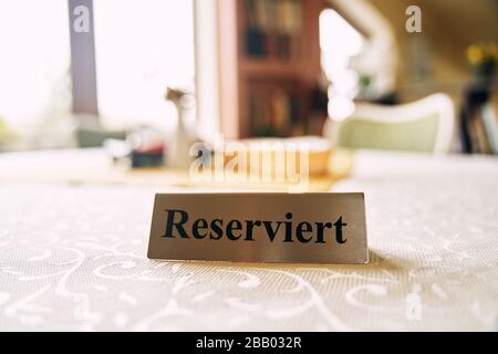 Plaque de fer avec inscription réservée sur une table dans un restaurant. Banque D'Images