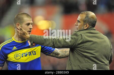 Paolo Di Canio, le directeur de Swindon Town, félicite James Collins après avoir marqué son deuxième but Banque D'Images