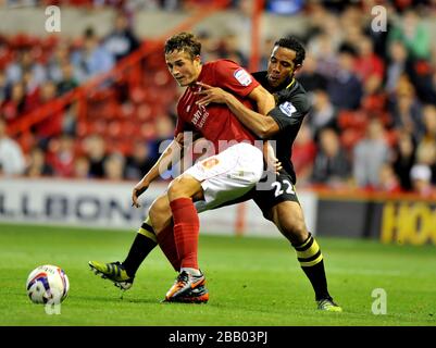 Chris Cohen (à gauche) de Nottingham Forest et Jean Beausejour (à droite) de Wigan Athletic se battent pour le ballon Banque D'Images