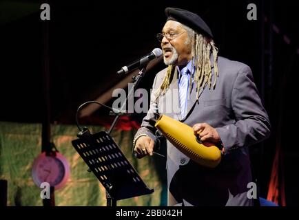 Juan de Marcos González, leader des All Stars afro-cubaines. WOMAD, Angleterre, Royaume-Uni. 25 juillet 2019. Banque D'Images