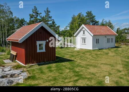 Maison de vacances récemment construite annexe et bâtiment dans le style architectural traditionnel de maisons en bois sur la côte sud, Norvège. Banque D'Images