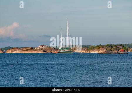 Un magnifique voilier à deux mâts ancré dans les eaux entre les îles et les gerries de l'archipel de Kragerø, au sud de la Norvège. Banque D'Images