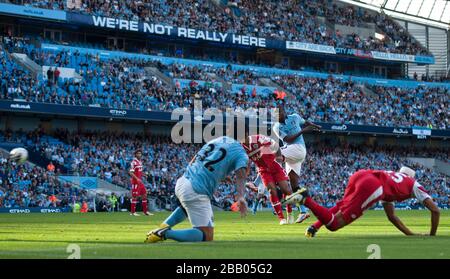 Yaya Toure de Manchester City (à droite) marque le premier but du jeu Banque D'Images