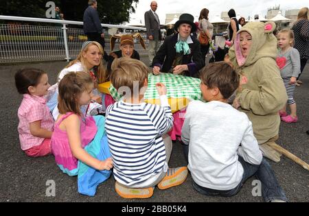 Fête du thé Mad Hatters au parc Sandown. Banque D'Images