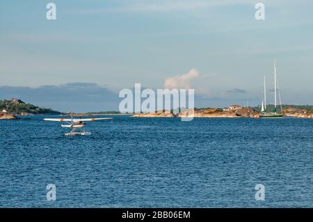 Un hydravion Cessna 172 Skyhawk jaune et blanc qui part pour le décollage parmi les îles de l'archipel de Kragerø, sur la côte sud de la Norvège. Banque D'Images