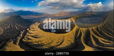 Vue panoramique aérienne de la ventilation au gaz forme un complexe Volcano actif en fin de soirée (Mont Bromo, Java, Indonésie) Banque D'Images