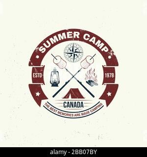 Camp d'été. Le bonheur est marshmallows toastés. Illustration vectorielle. Design typographique vintage avec tente de camping, feu de camp, guimauve sur une silhouette de bâton. Concept pour chemise ou imprimé, timbre ou tee-shirt Illustration de Vecteur