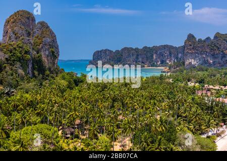 Magnifique paysage tropical depuis un point de vue éloigné. Plage de Railay, Krabi, Thaïlande Banque D'Images