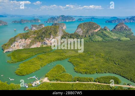 Vue aérienne sur les mangroves et un petit quai entouré de falaises de calcaire et d'îles (baie de Phangnga) Banque D'Images