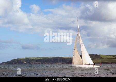 Classic International six mètres 'elita', conçu par William Fife et construit en 1933, battant à travers Falmouth Bay au large de la rivière Helford, Cornwall, Royaume-Uni Banque D'Images