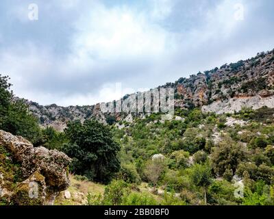 Vue panoramique sur les montagnes rocheuses depuis le sentier menant à Cala Goloritzé qui mène à la célèbre plage Banque D'Images