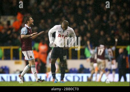 Jermain Defoe de Tottenham Hotspur semble déjecté après que Modibo Maiga de West Ham United a obtenu leur but gagnant Banque D'Images