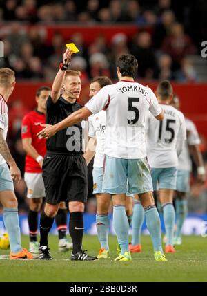 James Tomkins de West Ham United est réservé par l'arbitre Michael Jones Banque D'Images