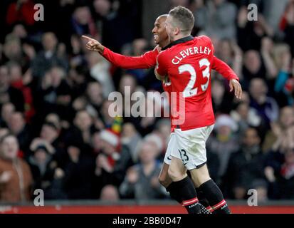 Ashley Young (à l'arrière) de Manchester United célèbre son troisième but avec son coéquipier Tom Cleverley Banque D'Images