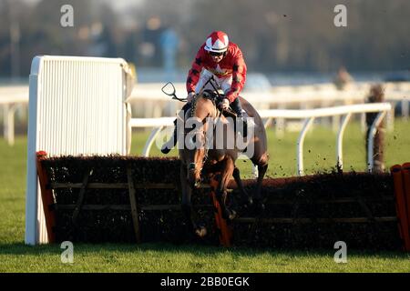 Le New One monté par Sam Twiston-Davies saute la clôture pendant le williamhill.com Christmas Hurdle Banque D'Images