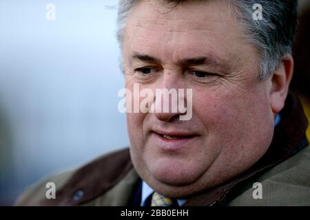 Le formateur Paul Nicholls célèbre la victoire du roi William Hill George VI Chase avec Silviniaco Conti Banque D'Images