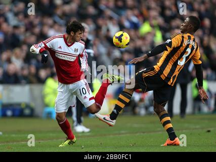 Maynor Figueroa (à droite) de Hull City et Bryan Ruiz de Fulham se battent pour le ballon Banque D'Images