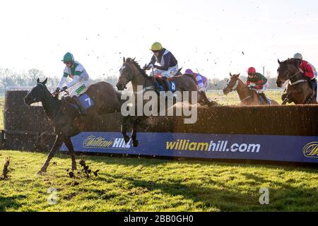 Jockey Tom Cannon sur Brandon Thomas (à gauche) et Jonathan England sur Shouldavboughtsgold pendant le William Hill - Télécharger l'App Novices's handicap Chase Banque D'Images