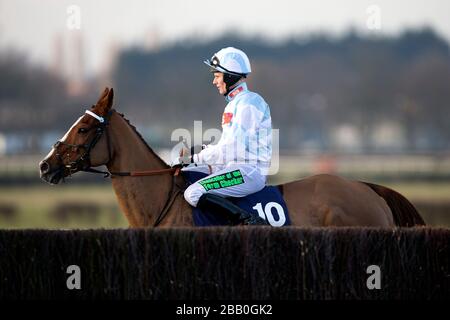 Jockey Tom Cannon sur Tullamore Dew avant le William Hill Rowland Meyrick handicap Chase Banque D'Images