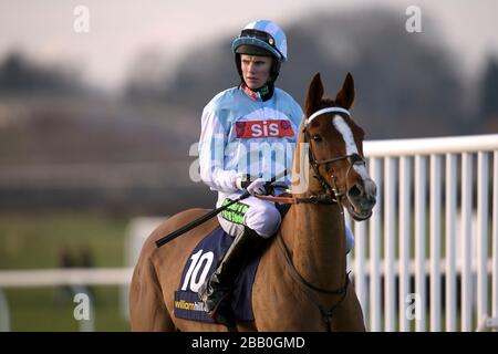 Jockey Tom Cannon sur Tullamore Dew avant le William Hill Rowland Meyrick handicap Chase Banque D'Images