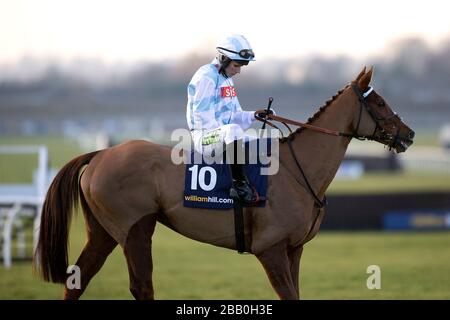 Jockey Tom Cannon sur Tullamore Dew avant le William Hill Rowland Meyrick handicap Chase Banque D'Images