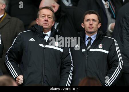 Le directeur technique de la première équipe de Fulham, Alan Curbishley (à gauche), et le PDG de Fulham, Alistair Mackintosh (à droite) dans les tribunes Banque D'Images