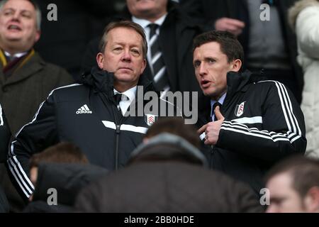 Le directeur technique de la première équipe de Fulham, Alan Curbishley (à gauche), et le PDG de Fulham, Alistair Mackintosh (à droite) dans les tribunes Banque D'Images