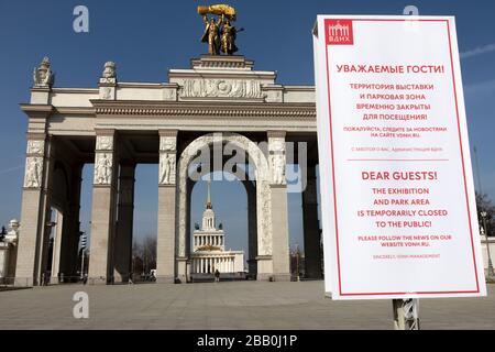 Moscou, Russie. 28 mars 2020 un avis près de l'entrée principale du Centre d'exposition VDNKh a été fermé du 28 mars au 5 avril dans le cadre de mesures préventives contre la propagation de l'infection par le coronavirus COVID-19, à Moscou, en Russie Banque D'Images