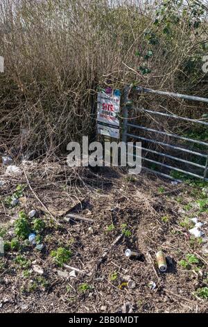 Survol dans une voie de campagne anglaise, devant un site sous surveillance, Northampton, Royaume-Uni Banque D'Images