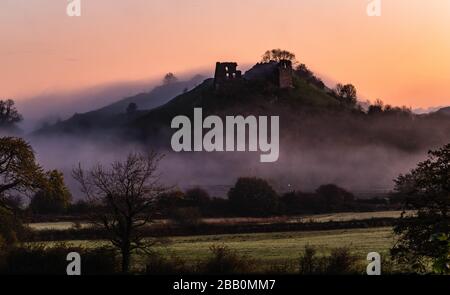 Château de Dryslwyn dans le Mist Banque D'Images