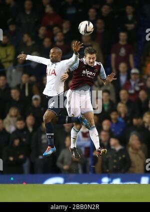 Jermain Defoe de Tottenham Hotspur et George McCartney (à droite) de West Ham United pour le ballon Banque D'Images