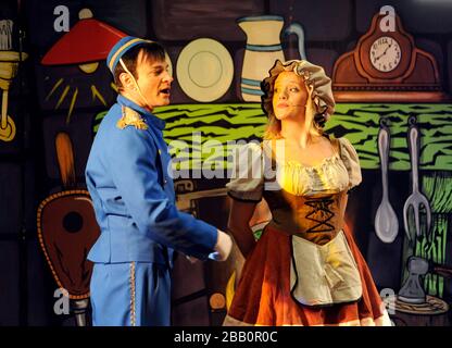 Les enfants et les adultes sont traités à une représentation de la pantomime Cendrillon à l'hippodrome de Sandown Banque D'Images