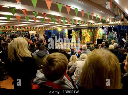 Les enfants et les adultes sont traités à une représentation de la pantomime Cendrillon à l'hippodrome de Sandown Banque D'Images