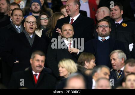 Le vice-président de Manchester United Edward Woodward (centre), Joel Glazer (à gauche) et le directeur général du groupe Richard Arnold (r) dans les tribunes Banque D'Images