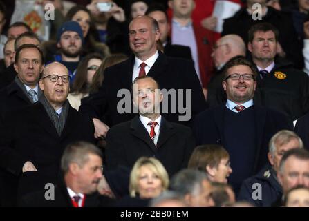 Le vice-président de Manchester United Edward Woodward (centre), Joel Glazer (à gauche) et le directeur général du groupe Richard Arnold (r) dans les tribunes Banque D'Images