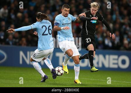 Aleksandar Kolarov de Manchester City (centre) et Martin Demichelis (gauche) affrontent le ballon avec Frantisek Rajtoral de Plzen (droite) Banque D'Images