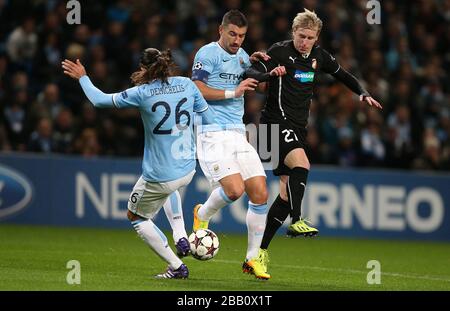 Aleksandar Kolarov de Manchester City (centre) et Martin Demichelis (gauche) affrontent le ballon avec Frantisek Rajtoral de Plzen (droite) Banque D'Images