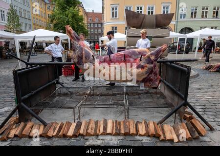 Toute la vache rôtie dans les rues de Copenhague, Danemark, Europe Banque D'Images