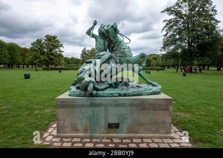 Sculpture d'un homme luttant contre un serpent à cheval dans les jardins du château de Rosenborg, Copenhague, Danemark, Europe Banque D'Images