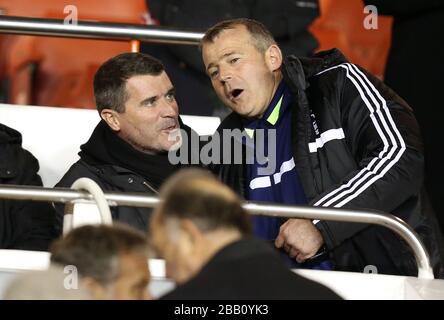 République d'Irlande Directeur adjoint Roy Keane (à gauche) avec l'entraîneur de l'équipe de jeunes de Nottingham Forest Ian McParland dans les stands Banque D'Images