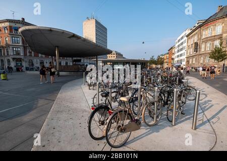 Parking à vélo à l'extérieur de la gare S-train de Nørreport, métro et gare principale de Copenhague, Danemark, Europe Banque D'Images