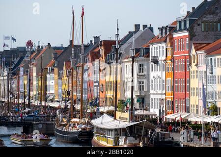 Rangée de maisons colorées sur le front de mer du canal de Nyhavn à Copenhague, Danemark, Europe Banque D'Images