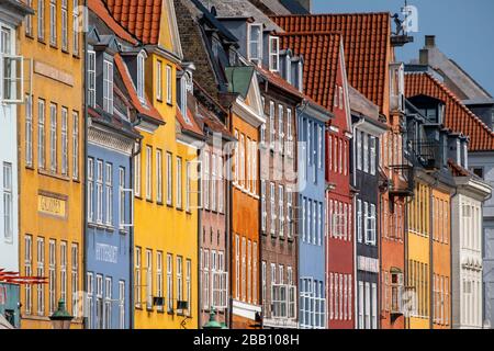 Rangée de maisons colorées sur le front de mer du canal de Nyhavn à Copenhague, Danemark, Europe Banque D'Images