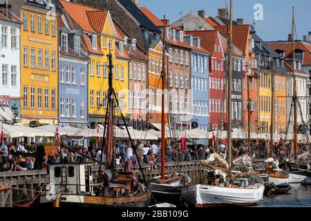 Rangée de maisons colorées sur le front de mer du canal de Nyhavn à Copenhague, Danemark, Europe Banque D'Images