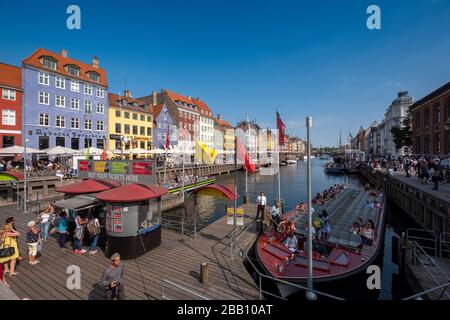 Rangée de maisons colorées sur le front de mer du canal de Nyhavn à Copenhague, Danemark, Europe Banque D'Images