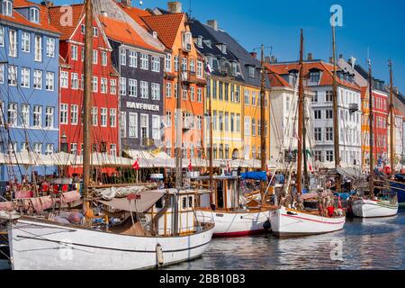 Rangée de maisons colorées sur le front de mer du canal de Nyhavn à Copenhague, Danemark, Europe Banque D'Images