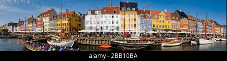 Vue panoramique sur les maisons colorées du bord de mer du canal de Nyhavn à Copenhague, Danemark, Europe Banque D'Images