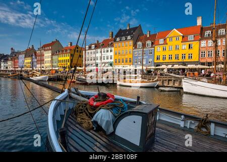 Rangée de maisons colorées sur le front de mer du canal de Nyhavn à Copenhague, Danemark, Europe Banque D'Images