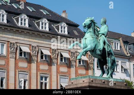 La statue équestre de Mgr Absalon sur les Plads de Højbro à Copenhague, Danemark, Europe Banque D'Images