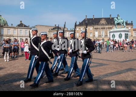 Les membres de la Garde royale danoise défilent pendant le changement de la garde au centre de la place Amalienborg, Palais Amalienborg, Copenhague, Danemark Banque D'Images